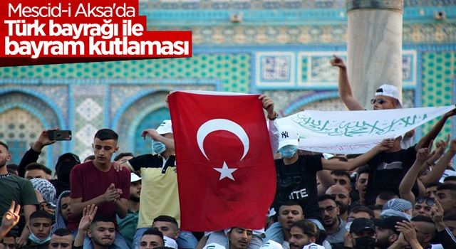 On binlerce Filistinli Mescid-i Aksa'da bayram namazı için kıyama durdu