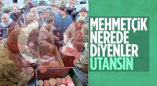 Mehmetçik'ten depremzedelere sıcak yemek dağıtımı