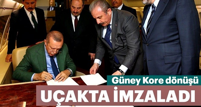 Cumhurbaşkanı Erdoğan uçakta Cumhur İttifakı protokolünü imzaladı