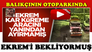 Ekrem kar küreme aracını yanından ayırmamış