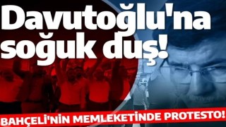 Ahmet Davutoğlu, Bahçeli’nin memleketi Osmaniye’de protesto edildi