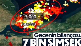 İstanbul'da şimşekler geceyi gündüze çevirdi