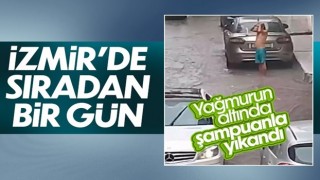 İzmir'de sağanak yağmurun altındaki vatandaş şampuanla duş aldı