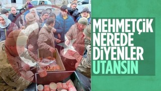 Mehmetçik'ten depremzedelere sıcak yemek dağıtımı