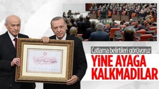 Cumhurbaşkanı Erdoğan mazbatasını alırken muhalefetin milletvekilleri protesto etti