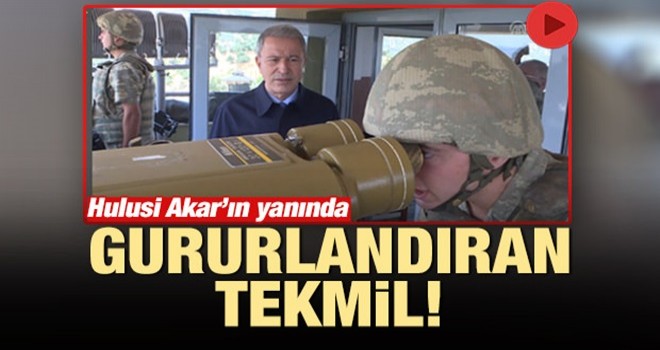 Gururlandıran tekmil! Hulusi Akar'ın yanında...